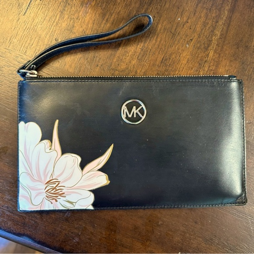 Michael Kors upstyled wristlet in EUC, super cute and fun!!